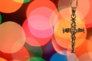 La médaille du Christ, gardienne silencieuse d’une foi transmise